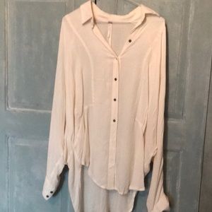 Free People Blouse in Off white Size Small. It has dropped sleeves